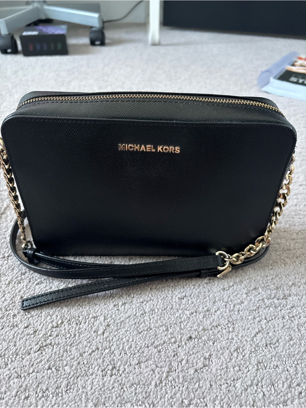 MICHAEL KORS Black Leather Crossbody Bag with Gold Chain